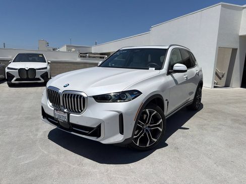 Used 2024 BMW X5 xDrive40i w/ Premium Package AWD/4WD image 3