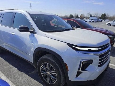 Used 2024 Chevrolet Traverse LT AWD/4WD image 2