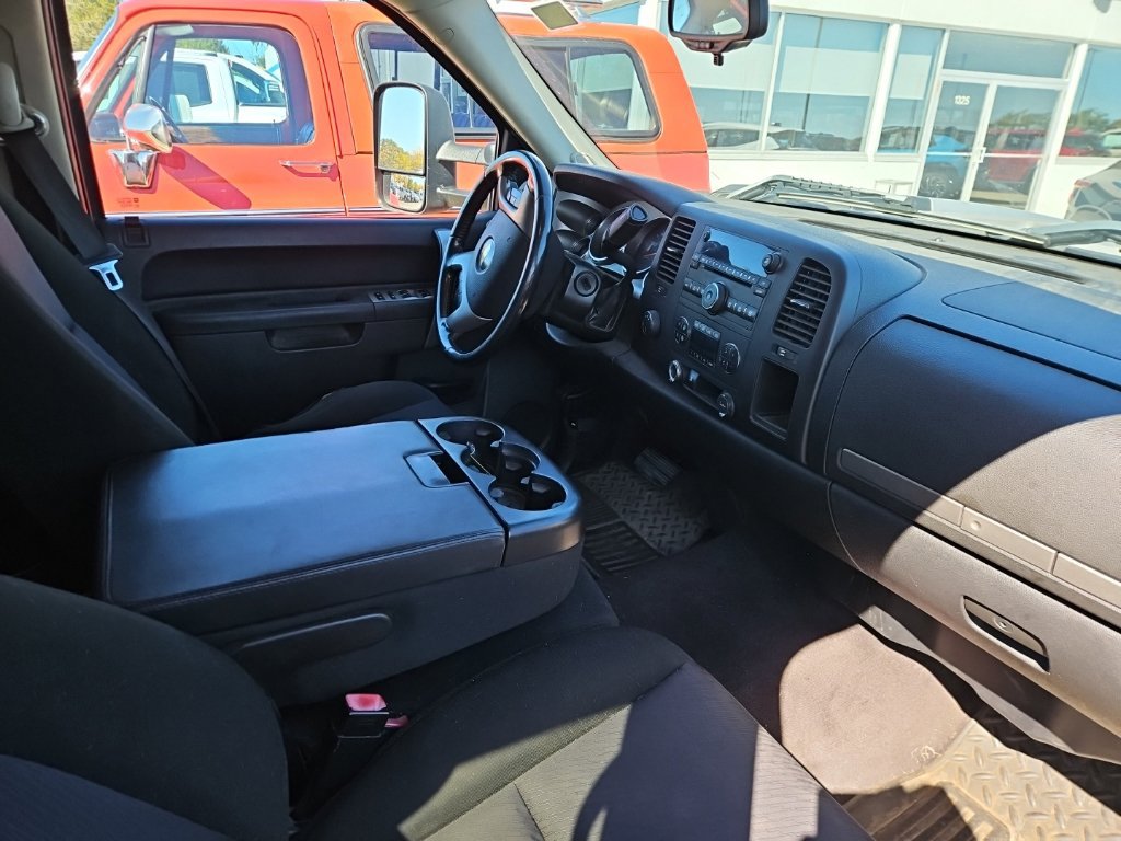 Used 2010 Chevrolet Silverado 2500 LT w/ Interior Plus Package AWD/4WD image 5