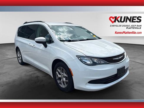 Used 2018 Chrysler Pacifica Touring w/ Tire & Wheel Group FWD image 1