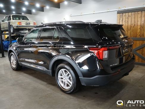 Used 2025 Ford Explorer Active AWD/4WD image 7