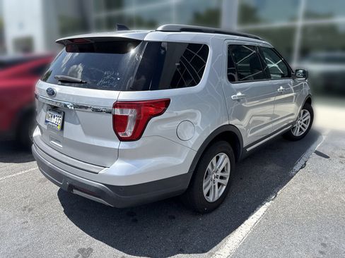 Used 2019 Ford Explorer XLT FWD image 4