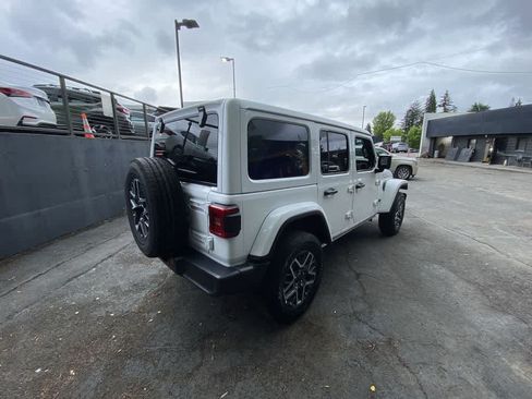 Used 2025 Jeep Wrangler Unlimited Sahara AWD/4WD image 6