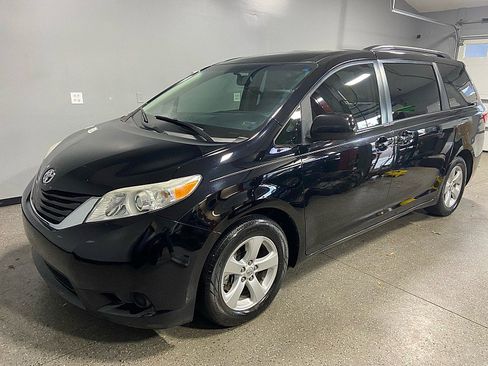 Used 2017 Toyota Sienna LE image 7