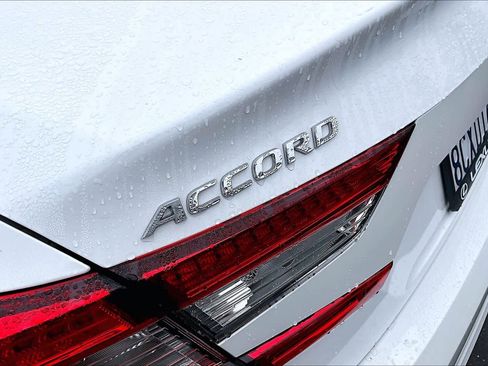 Used 2018 Honda Accord EX image 9