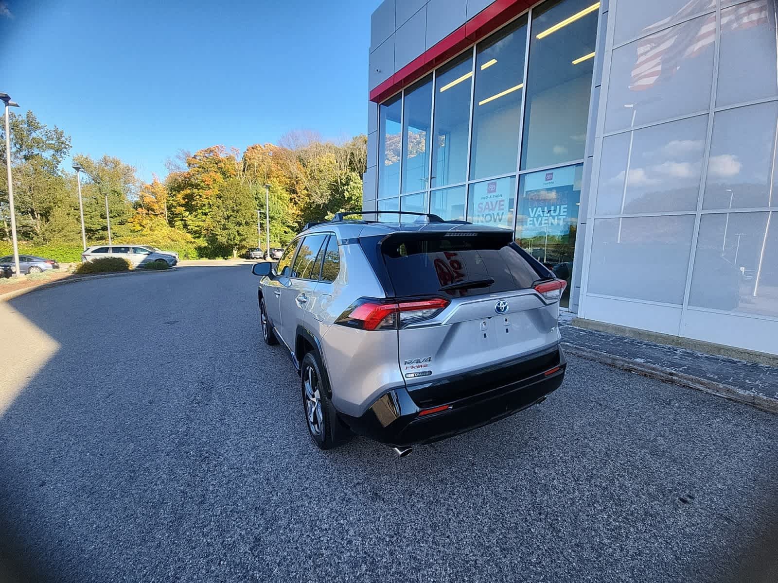Used 2022 Toyota RAV4 SE w/ Weather & Moonroof Package AWD/4WD image 25