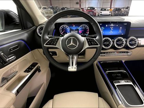 Used 2026 Mercedes-Benz GLB 250 4MATIC image 5