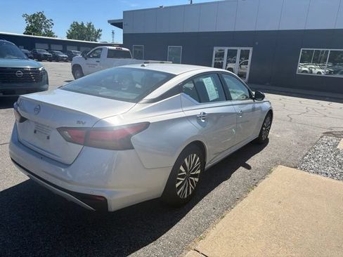 Used 2024 Nissan Altima 2.5 SV FWD image 5