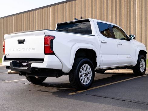 Used 2025 Toyota Tacoma SR5 AWD/4WD image 9