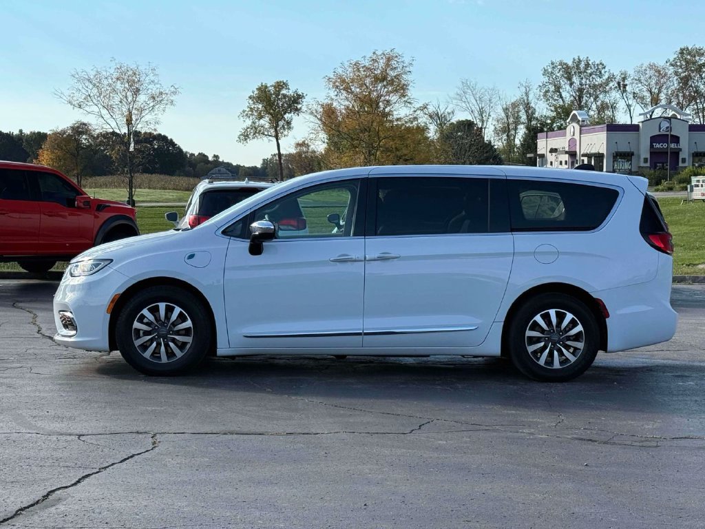 Used 2023 Chrysler Pacifica Limited FWD image 8
