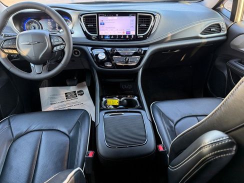 Used 2025 Chrysler Pacifica Limited image 14