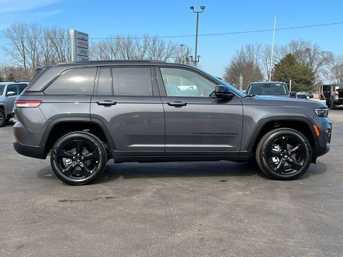 Used 2025 Jeep Grand Cherokee Limited w/ Black Appearance Package AWD/4WD image 48