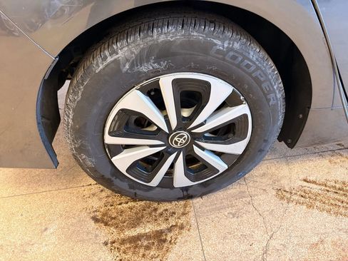 Used 2017 Toyota Prius Prime Premium image 40