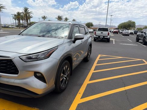 Used 2020 Toyota Highlander XLE AWD/4WD image 5