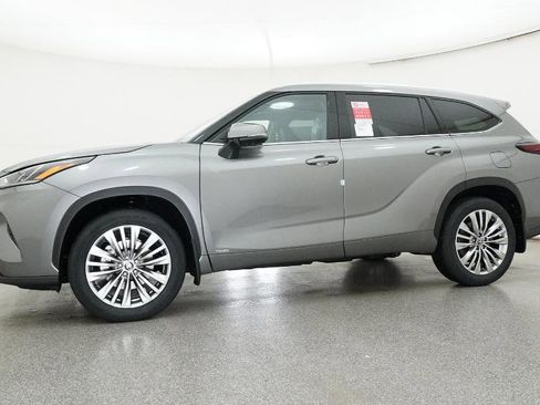 New 2026 Toyota Highlander Platinum image 7