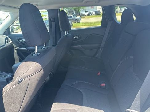 Used 2019 Jeep Cherokee Latitude w/ Popular Appearance Group FWD image 6