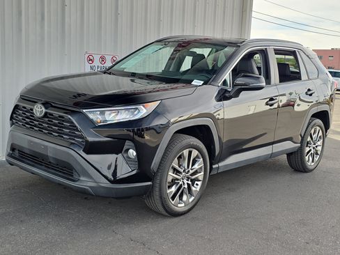 Used 2021 Toyota RAV4 XLE Premium image 3