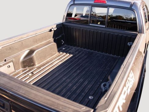 Used 2018 Toyota Tacoma TRD Sport image 16