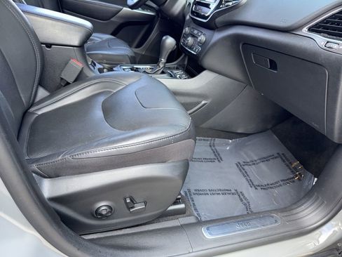 Used 2019 Jeep Cherokee Limited image 16