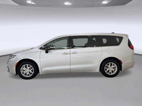 Used 2024 Chrysler Pacifica Touring-L FWD image 2