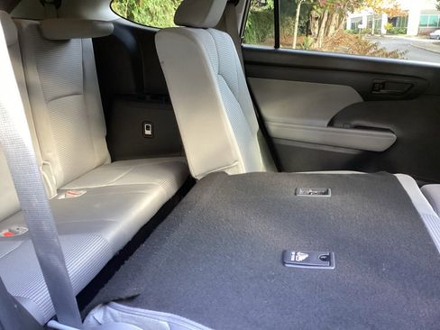 Certified 2024 Toyota Highlander LE image 4