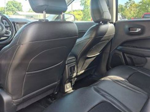 Used 2018 Jeep Compass Latitude FWD image 15