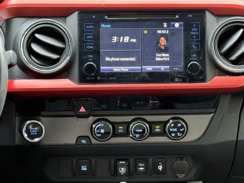 Used 2018 Toyota Tacoma TRD Sport image 10