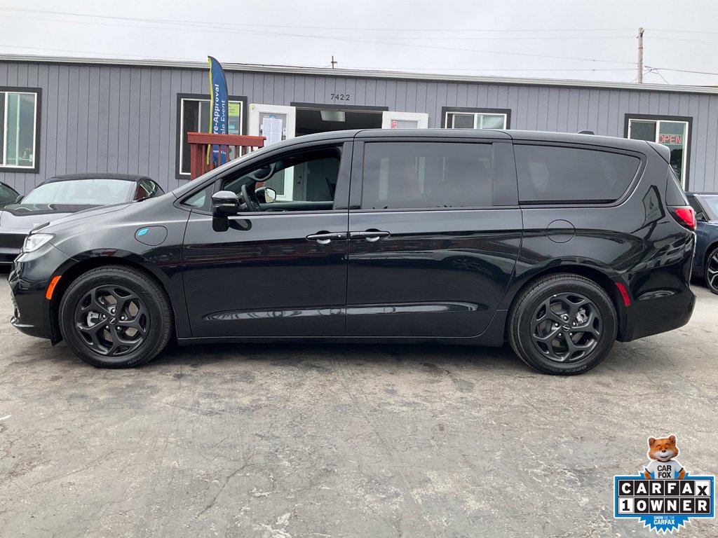 Used 2023 Chrysler Pacifica Limited w/ Uconnect Theater Family Group FWD image 5