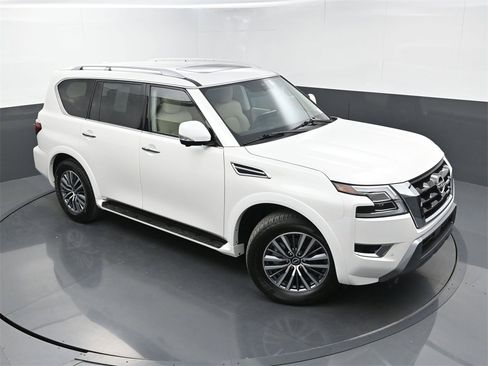 Used 2024 Nissan Armada SL w/ Captain's Chairs Package image 35