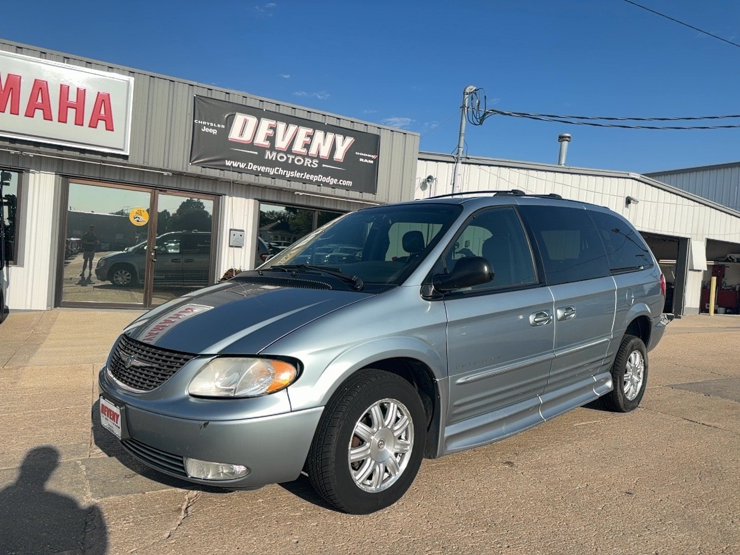 Used 2004 Chrysler Town & Country Touring w/ Leather Interior Group FWD image 2