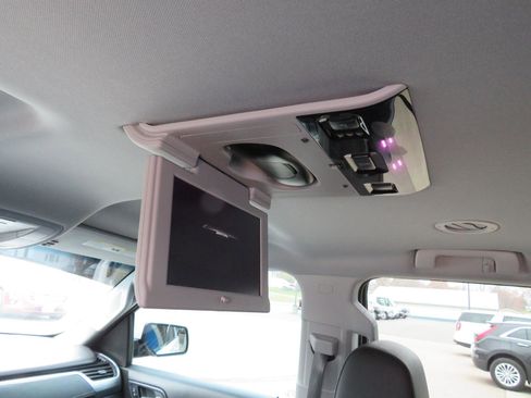 Used 2018 Chevrolet Suburban LT w/ LT Signature Package image 9