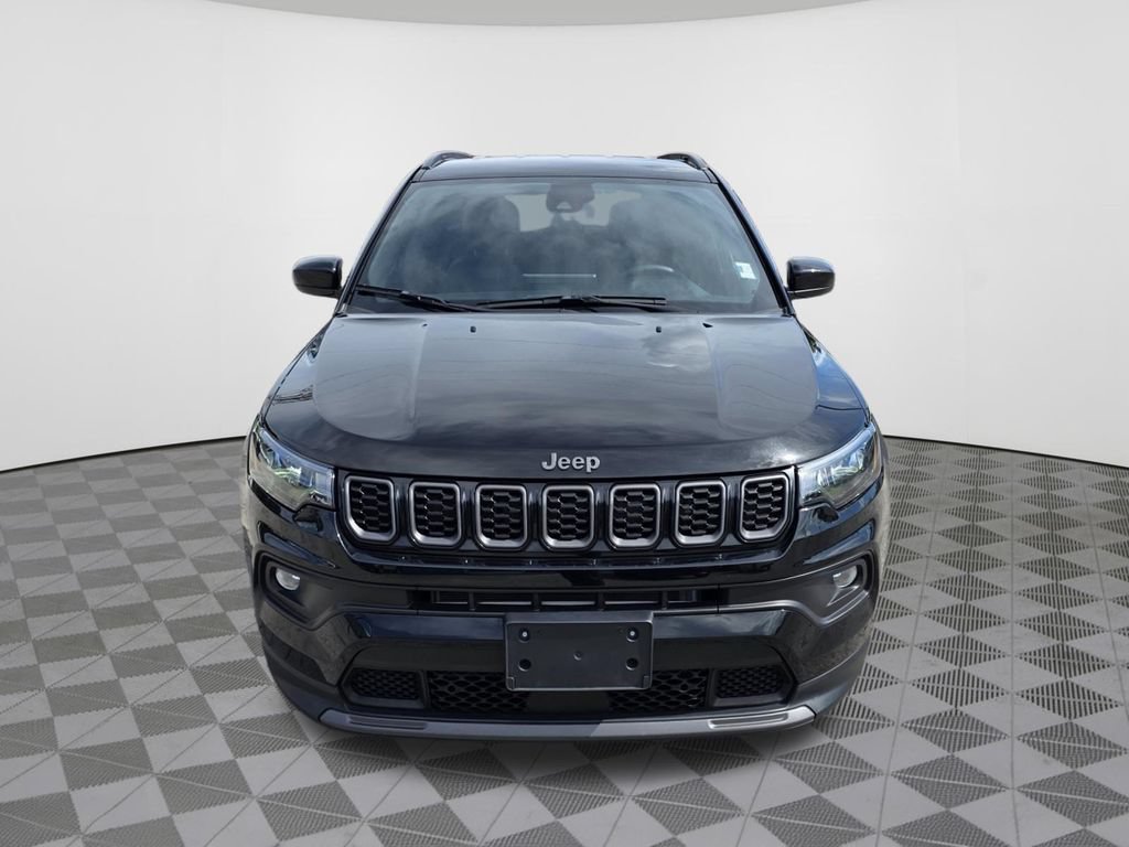 Used 2025 Jeep Compass Latitude w/ Convenience Group AWD/4WD image 3