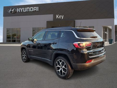 Used 2025 Jeep Compass Limited image 5