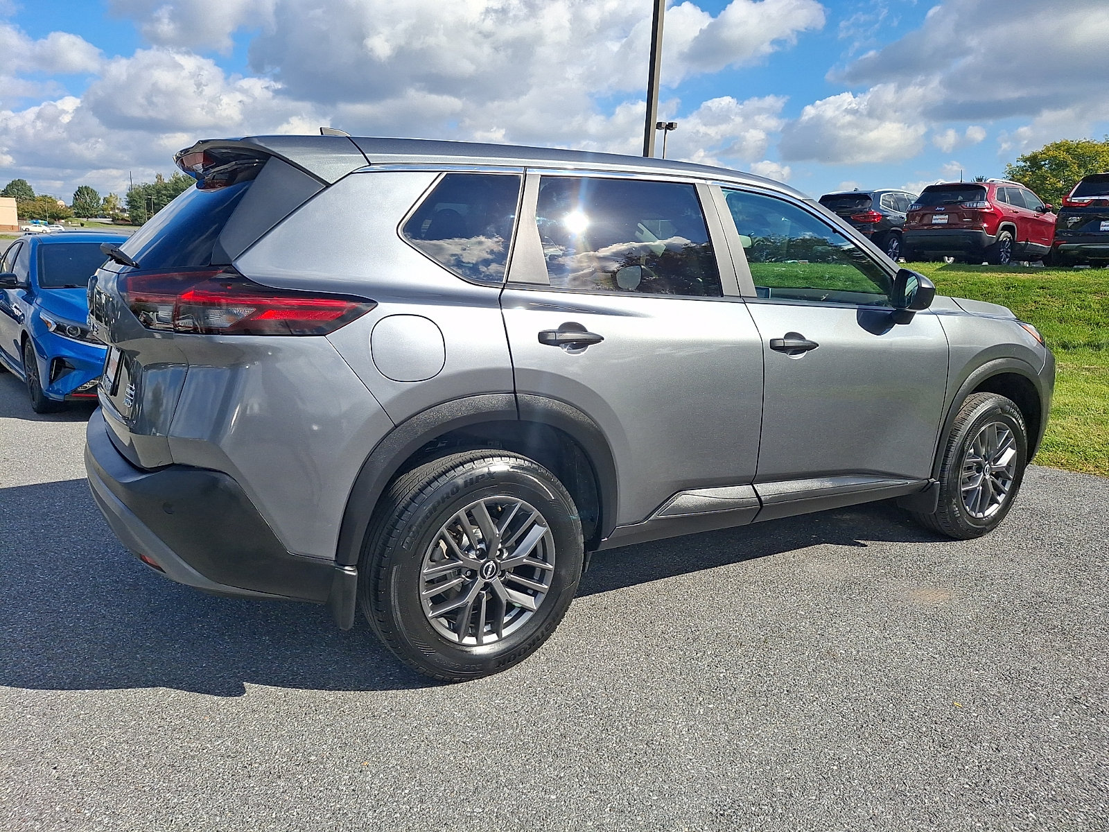 Used 2023 Nissan Rogue S AWD/4WD image 6