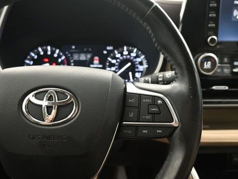 Used 2021 Toyota Highlander XLE FWD image 18