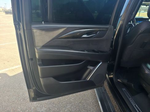 Used 2017 Cadillac Escalade ESV Platinum image 31