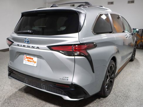 Used 2024 Toyota Sienna XSE w/ XSE Plus Package image 7