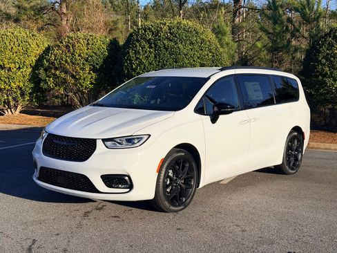 New 2026 Chrysler Pacifica Select w/ S Appearance Package FWD image 3