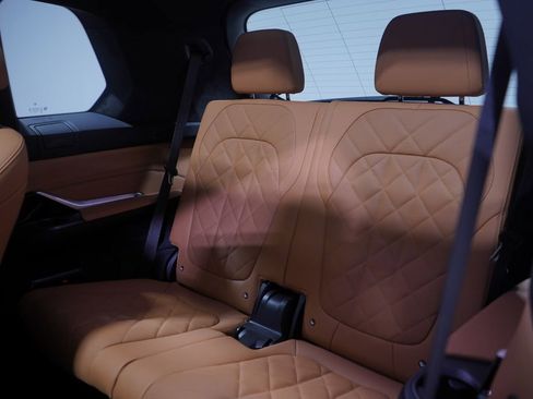 Used 2025 BMW X7 xDrive40i w/ M Sport Package image 10