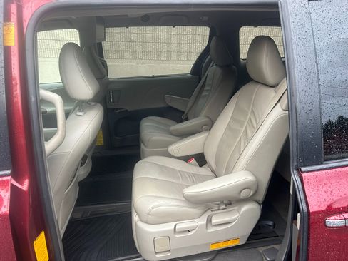 Used 2013 Toyota Sienna XLE image 14