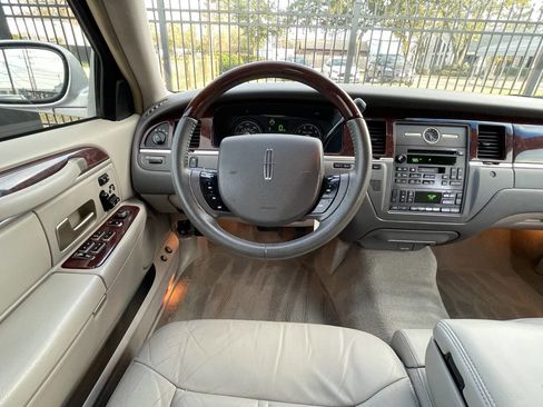 Used 2006 Lincoln Town Car Signature Limited image 25