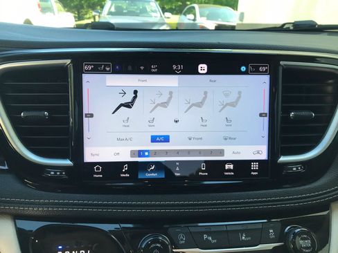 Used 2023 Chrysler Pacifica Limited FWD image 25