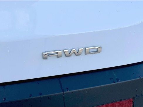 Used 2023 GMC Acadia SLE image 8