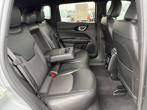 Used 2024 Jeep Compass Latitude w/ Convenience Group AWD/4WD image 17