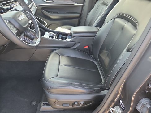 Used 2023 Jeep Grand Cherokee 4WD 4xe image 5