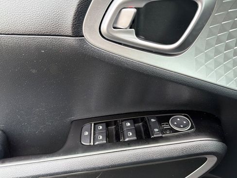 Used 2023 Kia Soul LX w/ LX Technology Package FWD image 11
