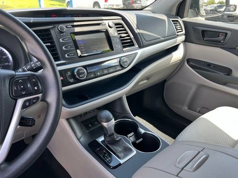 Used 2019 Toyota Highlander LE AWD/4WD image 33