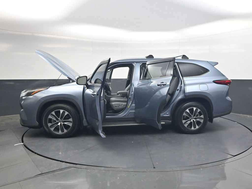 Used 2022 Toyota Highlander XLE FWD image 40