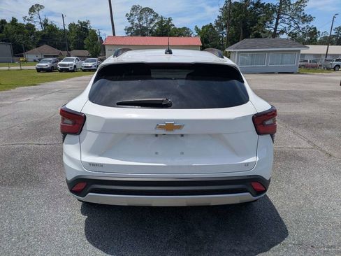 Used 2025 Chevrolet Trax LT FWD image 5