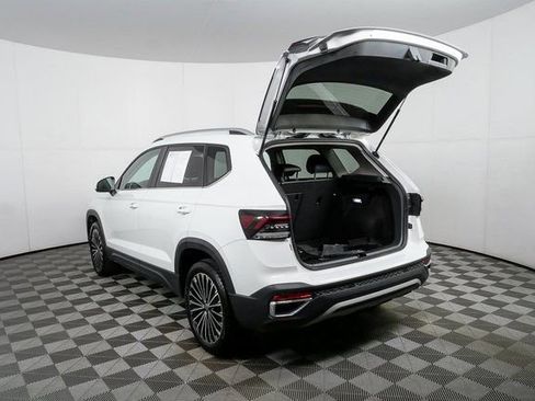 Certified 2025 Volkswagen Taos SE image 22